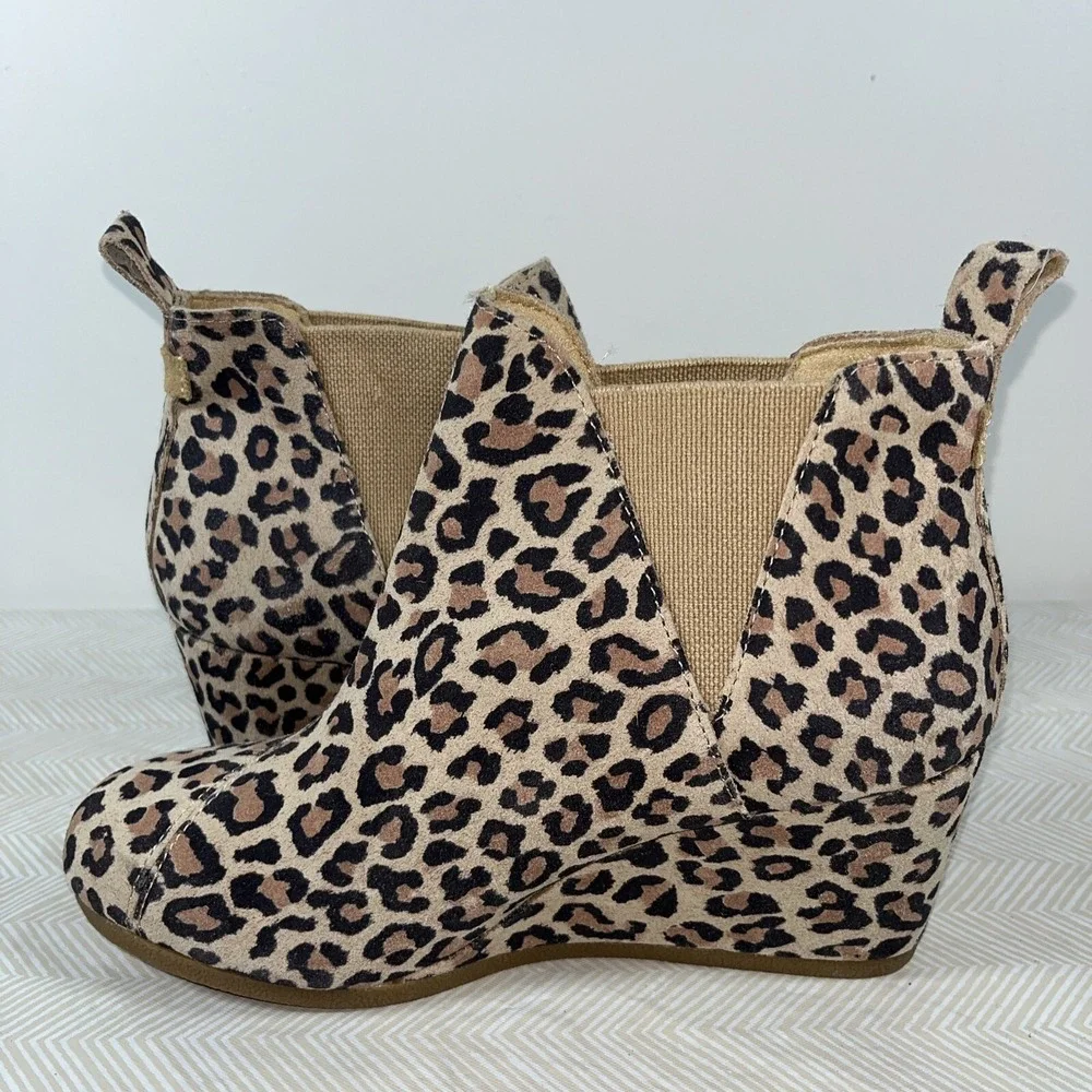Toms Kelsey Desert Tan Leopard Pull On Wedge Heel Suede Ankle Boot Sz 8.5 Comfor